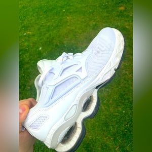 Mizuno Women's size 11 Wave Creation 20 Knit White Shoes